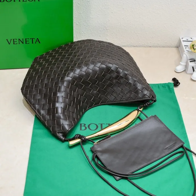 Original leather, batch 2060, the old-money style BV Sardine large size has been shipped🔥 Nowadays, many fashionable, rich and tasteful Jimei people are carrying the same bag invariably. It’s Bottega Veneta Sardine! Because this BV Sardine bag is so beautiful and high-end! The arc-shaped intrecciato woven bag body, paired with metal sardine handles, looks like a work of art, allowing people to ponder and appreciate it. Currently Sardine has launched three sizes for everyone to choose from. This is the largest size🉑️hand-held🉑️armpit🉑️single shoulder🉑️crossbody. It is a very high-quality and relatively niche treasure model. It will be very special when you carry it when you go out. It allows you to have the freedom of carrying a bag. Sisters go crazy. Style number: 7468-1# Size: 39*31*12cm